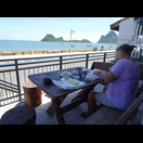 Auf der Terrasse unseres Hotels bereitet Dagmar zum Tee Obst vor (in der Styropor-Schachtel: Fruchtfleisch einer Durian)